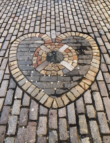 Corazón hecho de adoquines de piedra —  Fotos de Stock