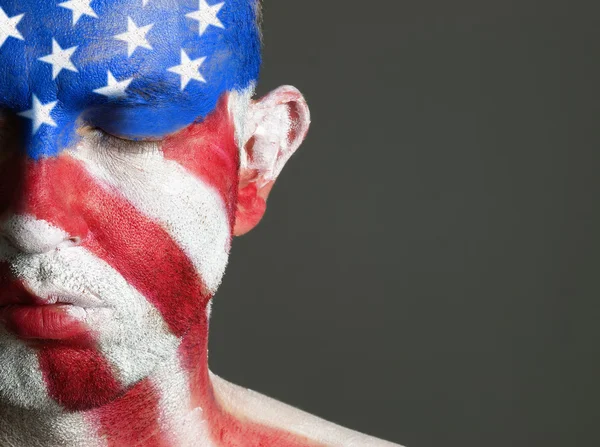 Man face painted flag USA, olhos fechados . — Fotografia de Stock