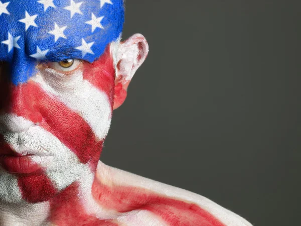 Man met zijn gezicht beschilderd met de vlag van Verenigde Staten — Stockfoto