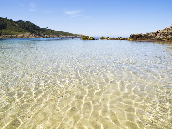 Paradiso sulla spiaggia con riflessi d'acqua — Foto Stock