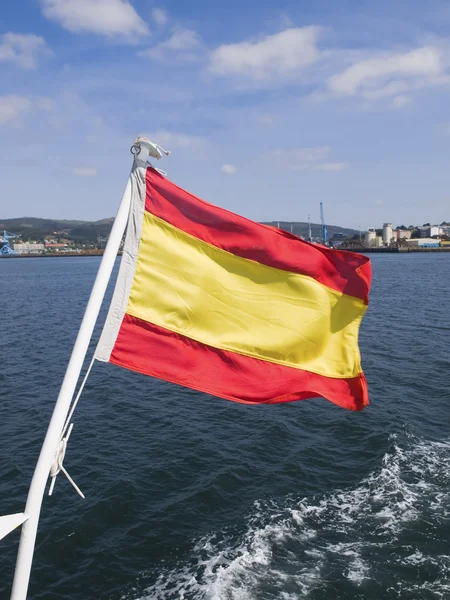 Spanyolország lobogója hullámzó a tenger — Stock Fotó