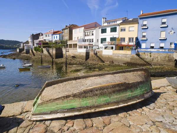 Fiske by, finns det en båt i förgrunden — Stockfoto