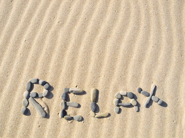 Parola relax scritta nella sabbia — Foto Stock