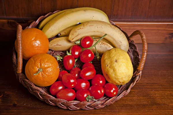 Frukt och grönsaker korg — Stockfoto