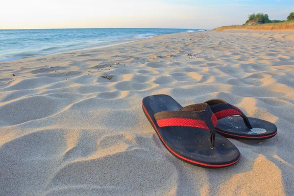 Sandalias en una playa — Foto de Stock