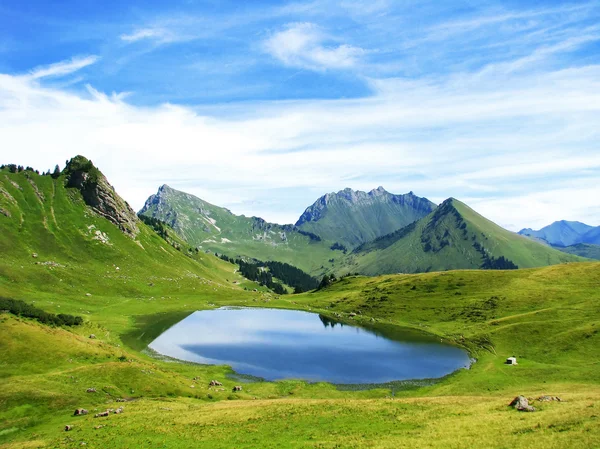 Lago nelle Alpi francesi montagne Fotografia Stock