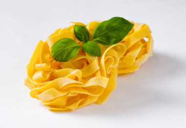 Tagliatelle ve fesleğen