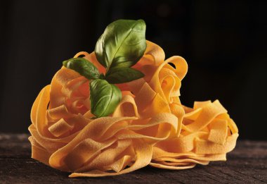 Tagliatelle ve fesleğen