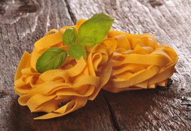 Tagliatelle ve fesleğen