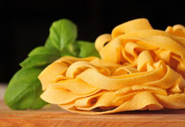 Tagliatelle ve fesleğen