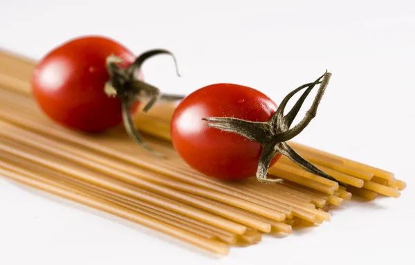 Pomodori ciliegia con spaghetti — Foto Stock