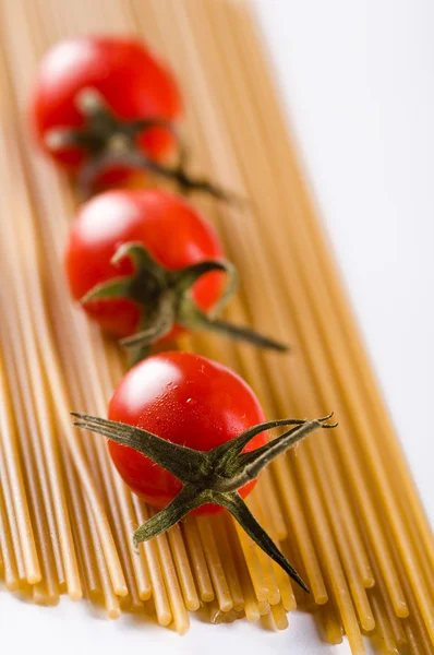 Черри помидоры со спагетти — стоковое фото