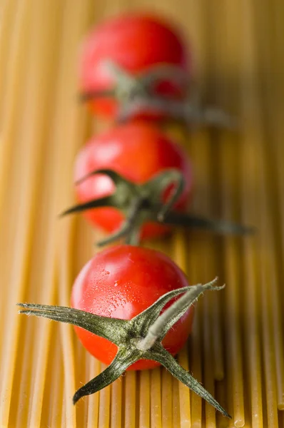 Tomates cerises aux spaghettis — Photo