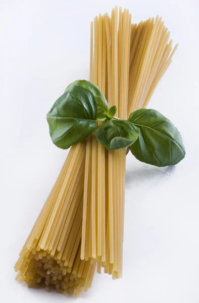 Spaghetti con foglie di basilico fresche — Foto Stock