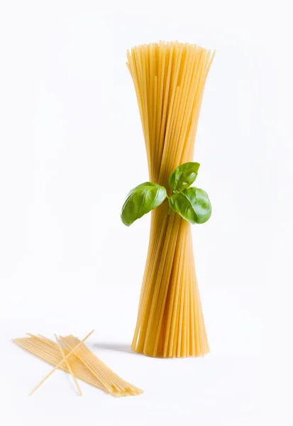 Pasta de espaguetis con hojas de albahaca fresca — Foto de Stock