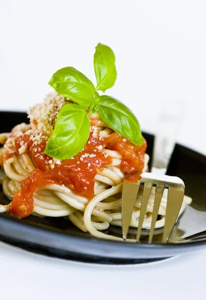 Спагетти болоньезе с пармезаном — стоковое фото