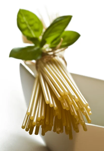 Pasta de espaguetis con hojas de albahaca — Foto de Stock