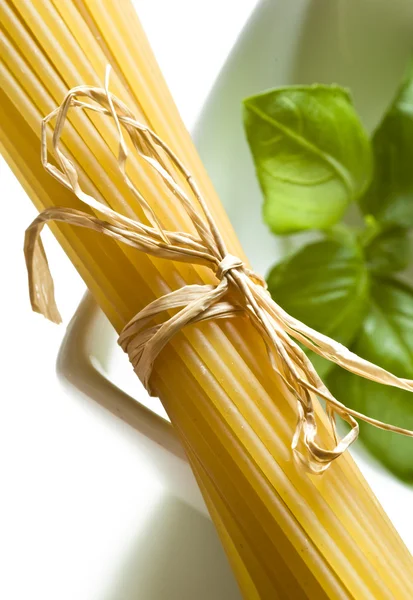 Massa de espaguete com folhas de manjericão — Fotografia de Stock