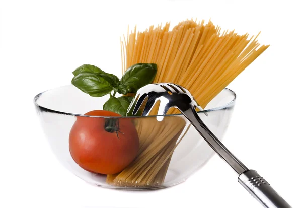 Італійські спагеті, помідорами та базиліком — стокове фото