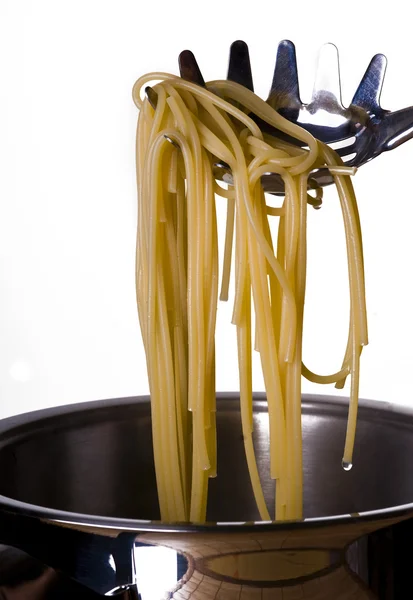 Вареные спагетти над кастрюлей — стоковое фото