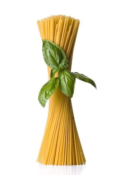 Спагетти с базиликом — стоковое фото
