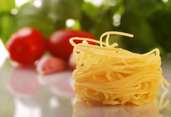 Ιταλικά ζυμαρικά με ντομάτα, σκόρδο και βασιλικό — Φωτογραφία Αρχείου