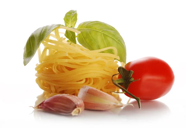 Fesleğen, domates ve sarımsak ile İtalyan makarna — Stok fotoğraf