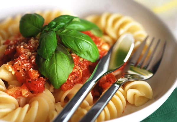 Fusilli med tomatsås — Stockfoto