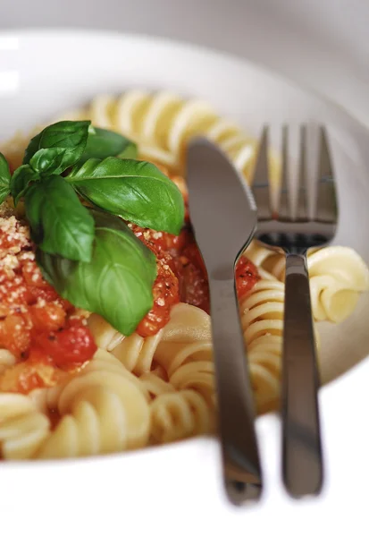 Fusilli com molho de tomate — Fotografia de Stock