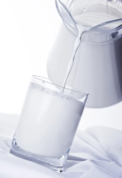 Melk in het glas gieten — Stockfoto