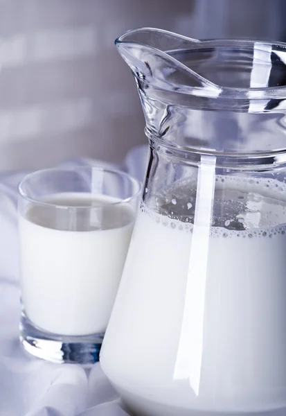 牛奶中的玻璃和水罐 — 图库照片