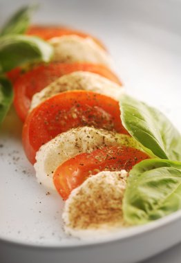 mozzarella ve toamatoes salata