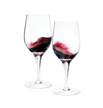 İki şarap bardağı.
