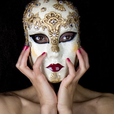 Maskeli bir kadın portresi.