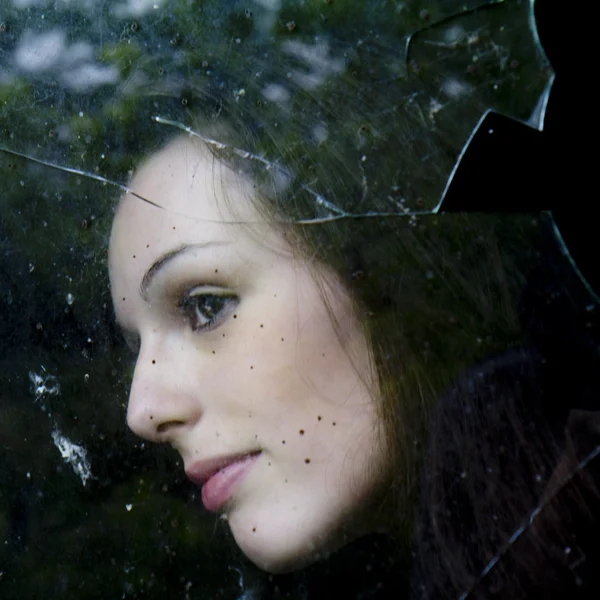 Yakın çekim dalgın bir genç kadının portresi — Stok fotoğraf