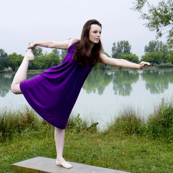 Danseuse sur un banc . — Photo