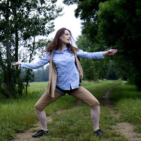 Bailarina en un camino de campo . —  Fotos de Stock