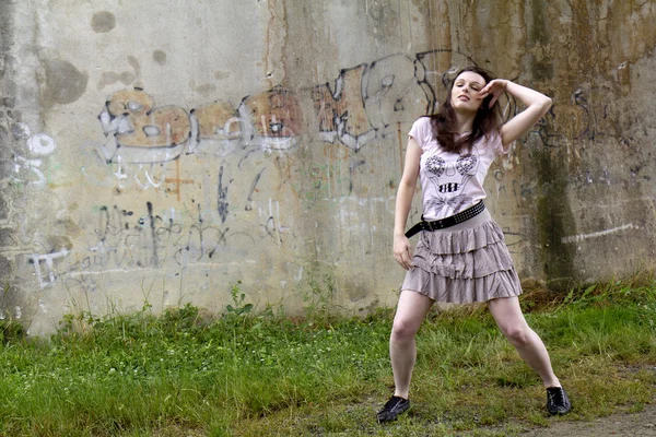 Танцовщица перед стеной — стоковое фото