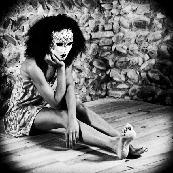 Mulher cheia e mascarada — Fotografia de Stock