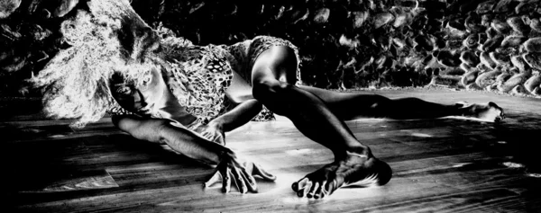 Σέξι χορεύτρια στο έδαφος. — Φωτογραφία Αρχείου