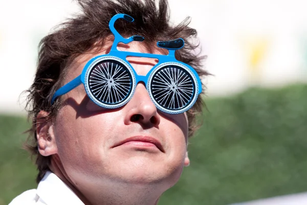 Άνθρωπος φορώντας μπλε γυαλιά ηλίου. — Φωτογραφία Αρχείου