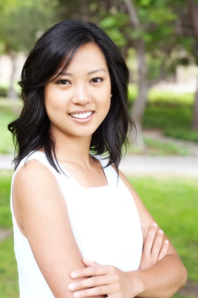 Portrét asijské vysokoškolský student na koleji — Stock fotografie
