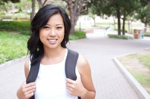 Portret azjatycki studenta na kampusie — Zdjęcie stockowe