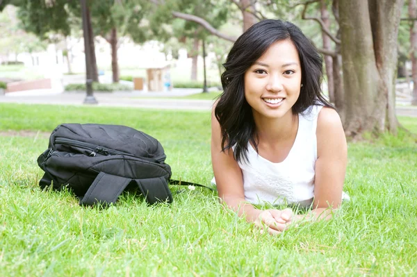 Retrato de um estudante universitário asiático no campus — Fotografia de Stock