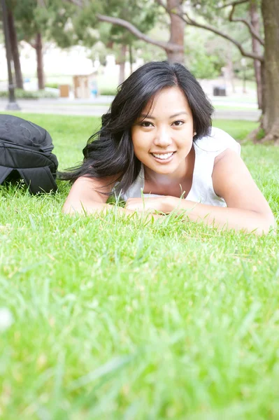 Retrato de um estudante universitário asiático no campus — Fotografia de Stock