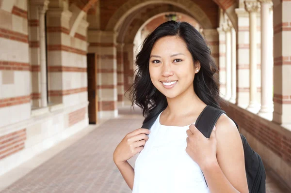 Portret van een Aziatische student op de campus — Stockfoto