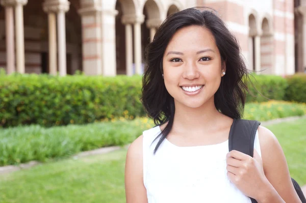 Porträtt av en asiatiska collegestudent på campus — Stockfoto