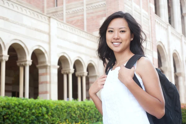 Ritratto di uno studente di college asiatico nel campus — Foto Stock