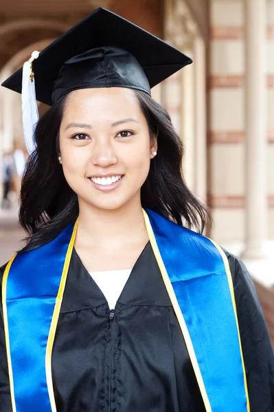 Mooie jonge Aziatische vrouw in afstuderen cap en jurk — Stockfoto