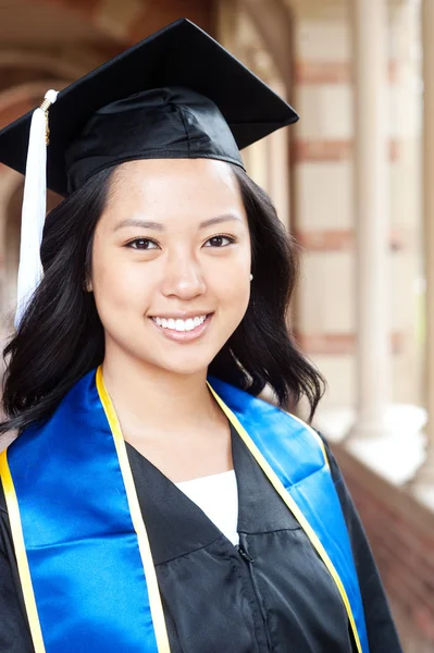 Vacker ung asiatisk kvinna i examen mössa och klänning — Stockfoto